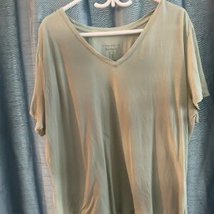 In Every Story -boyfriend-2X vneck tshirt - olive green- new or like new